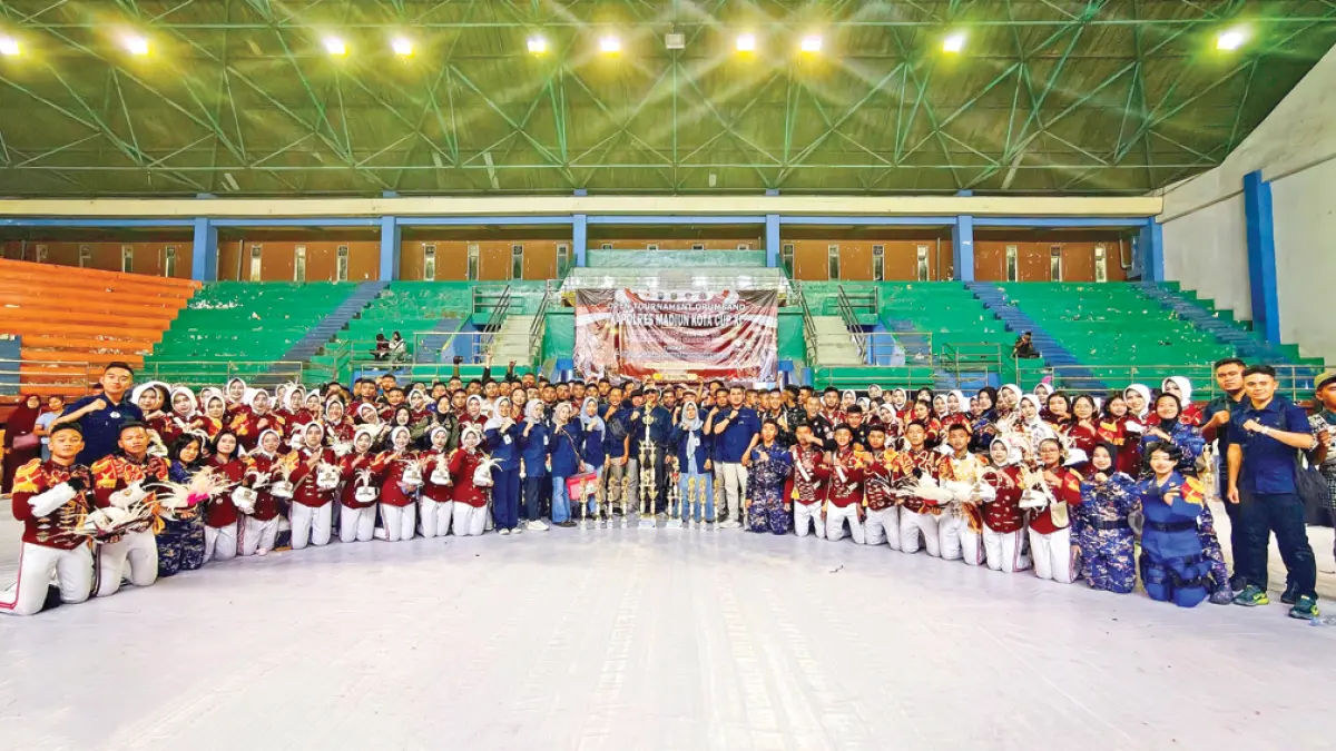 JUARA UMUM: Tim Drumcorps (DC) Adhipramana Citra Bhayangkara SMAN 2 Taruna Bhayangkara setelah perlombaan Open Tournament Drumband Kapolres Madiun Cup XI 2026. (Smadatara for Radar Banyuwangi)