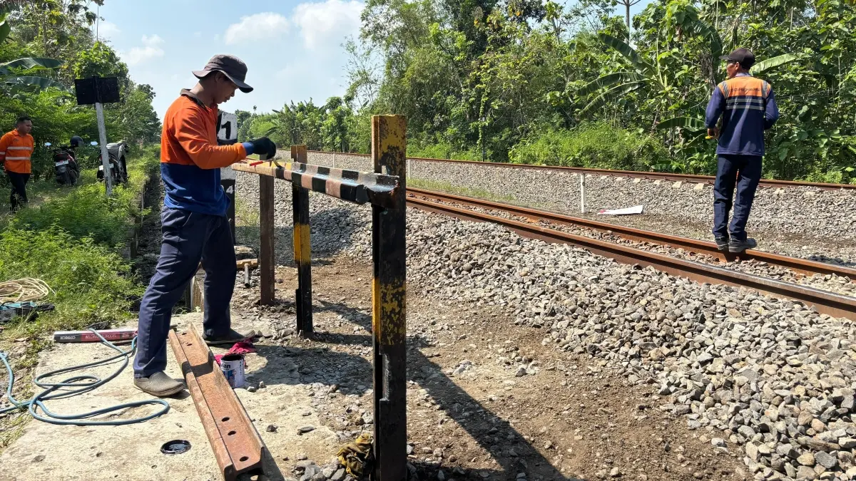 KAI Daop 4 Semarang menutup perlintasan sebidang tak dijaga di Grobogan untuk menekan kecelakaan kereta api. (KAI)