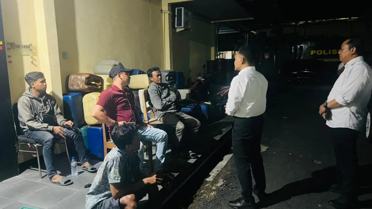 KELUARGA KORBAN: Kasat Reskrim Kompol Lanang Teguh Pambudi didampingi Wakasat Reskrim AKP Didik Haryono menemui keluarga korban pecah kaca yang menunggu di luar ruangan Unit Resmob, Senin malam (18/05). (Bagus Rio/Radar Banyuwangi)