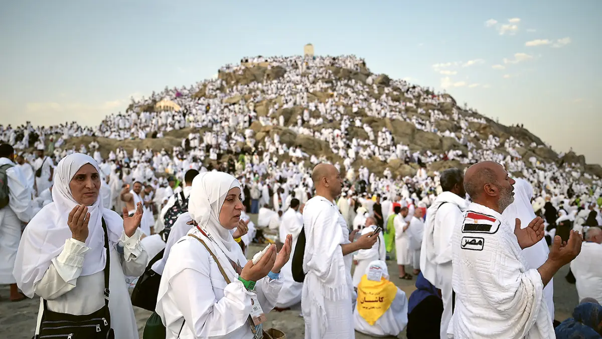 MOMEN KONTEMPLASI: Umat Islam dari berbagai negara berdoa menjelang pelaksanaan wukuf di Jabal Rahmah, Arafah, Makkah, tahun lalu. (MEDIA CENTER HAJI)