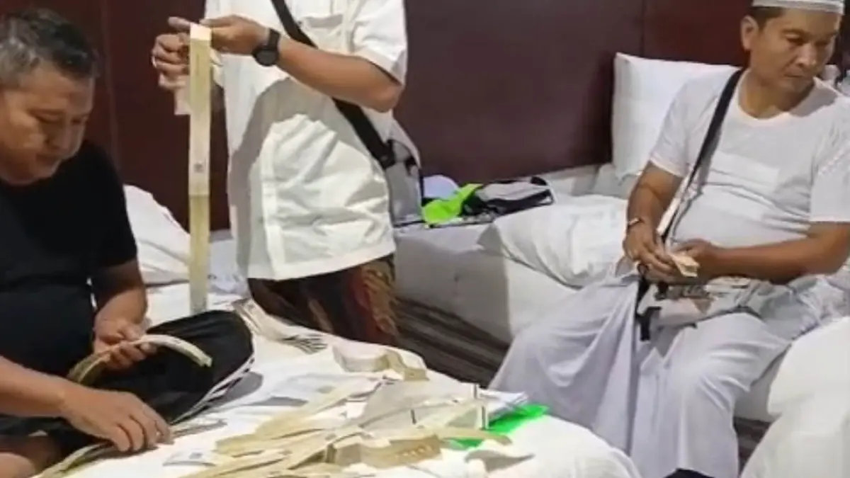 MULTI FUNGSI: Ketua rombongan dan ketua regu KBIHU Sabilillah kloter 85 saat memilah kartu identitas yang wajib dipakai selama Armuzna. (Murojikin for Radar Banyuwangi)