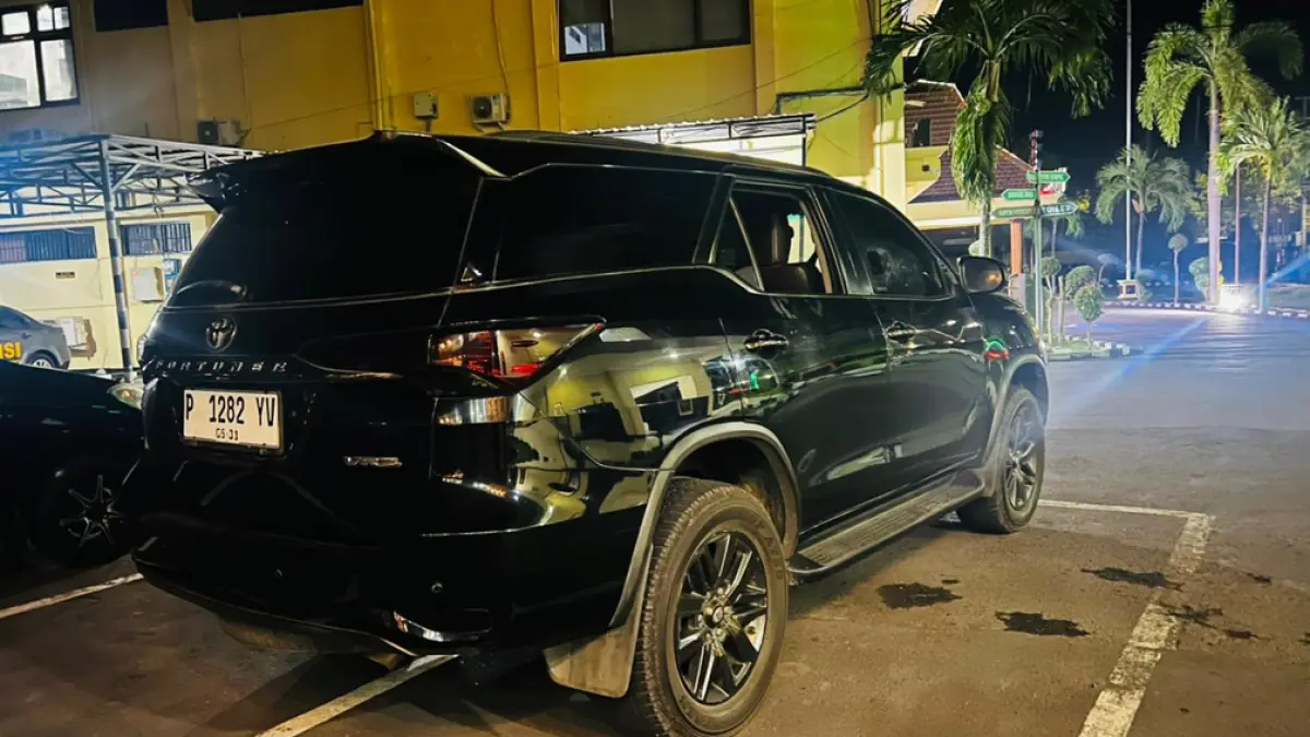 PECAH KACA: Mobil Fortuner nopol P 1282 yang dipecah kacanya oleh pelaku dibawa ke Polresta Banyuwangi, Senin malam (18/05). (Bagus Rio/Radar Banyuwangi) 
