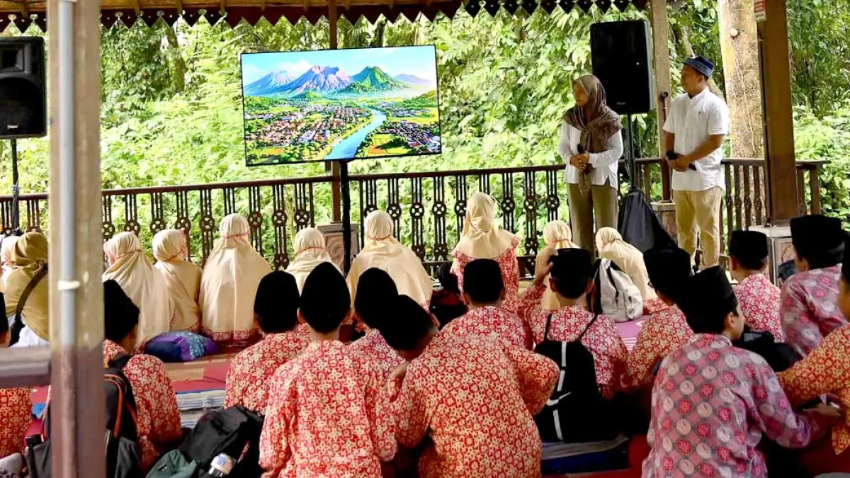 Pembekalan materi tentang lingkungan dan air kepada peserta Wis Esa Sek Adi di Sumber Gedor asal siswa SDIT Al Uswah 2 pada Rabu pekan lalu (13/5). (Ramada Kusuma/Radar Banyuwangi)