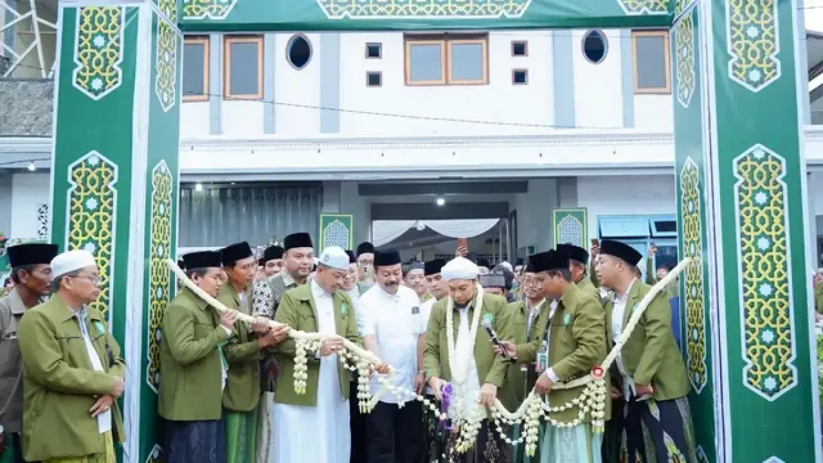 Peresmian stan usaha pada momentum MUBES XI IKSASS dilakukan secara simbolis melalui pemotongan pita oleh KHR Ahmad Azaim Ibrahimy. (sukorejo.com)