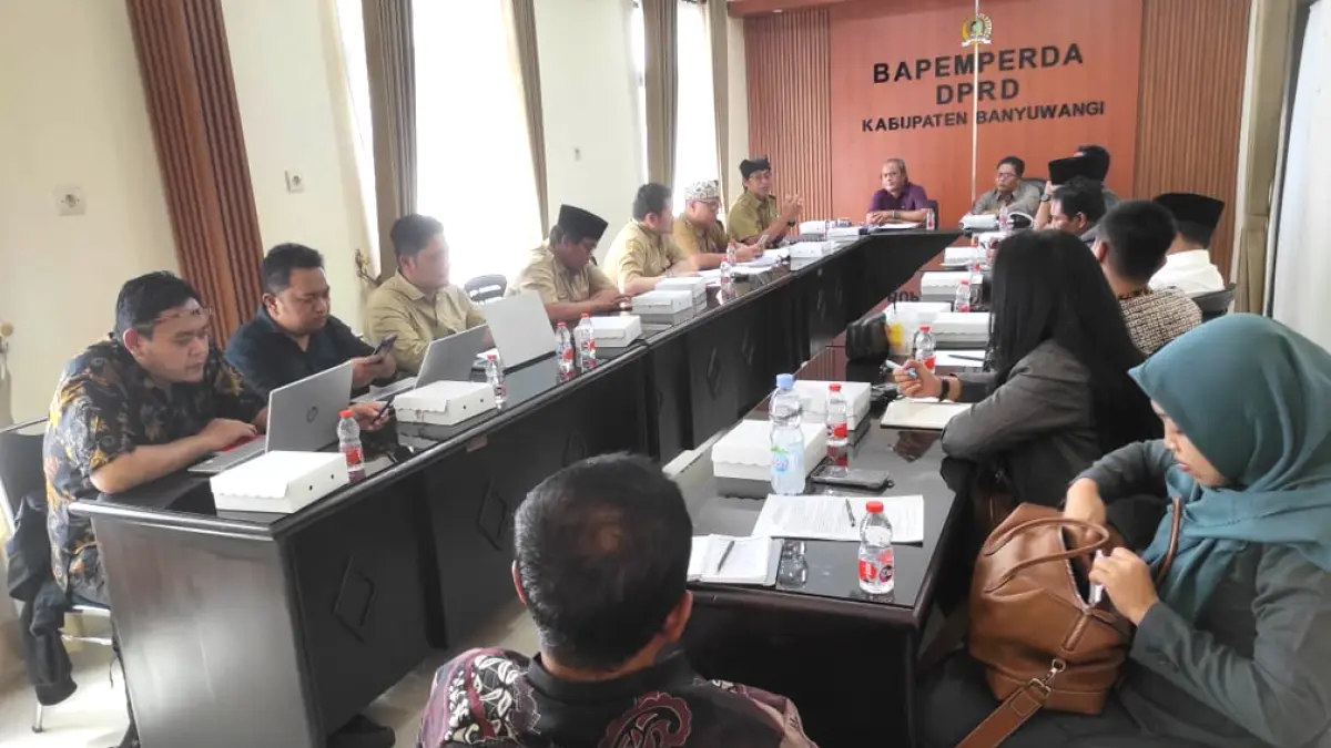 RAKER: Jajaran Bapemperda DPRD Banyuwangi bersama tim BPKAD dan Bagian Hukum Pemkab Banyuwangi membahas urgensi dana abadi daerah. (Humas DPRD Banyuwangi)