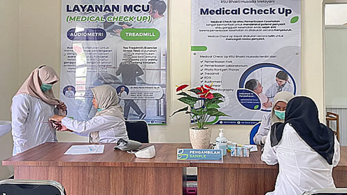 RAMAH: Petugas sedang melakukan pemeriksaan dan pengambilan sampel darah pada pasien MCU Kelautan di Poliklinik Medical Check Up (MCU) IHC RSU Bhakti Husada. (Dok. RSU Bhakti Husada)