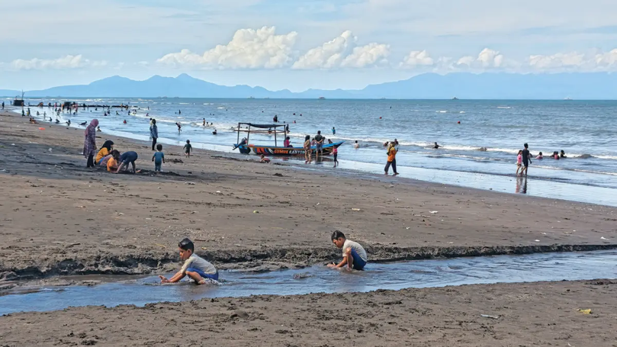 RAMAI: Pantai Gumuk Kantong, Desa Sumbersewu, Kecamatan Muncar, dipadati wisatawan Minggu (17/5). (Zamrozi Wahyu/Radar Banyuwangi)