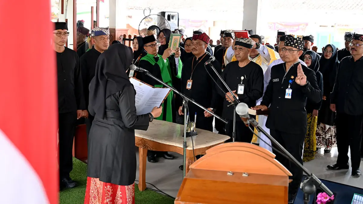 ROTASI JABATAN: Bupati Ipuk Fiestiandani melantik dan mengambil sumpah 52 pejabat di lingkungan Pemkab Banyuwangi di Pasar Pelayanan Publik Rogojampi, Senin (18/5). (Ramada Kusuma/Radar Banyuwangi)
