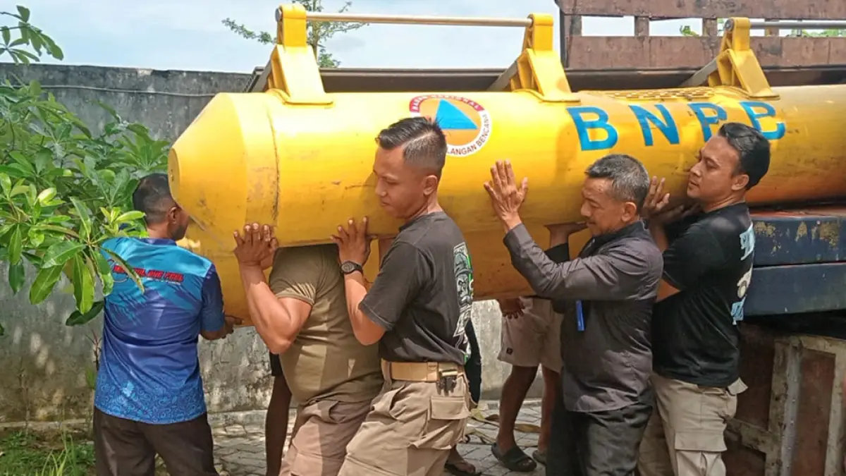SIAGA: Petugas Kecamatan Pesanggaran menyiagakan perahu darurat berbahan fiber di kantor kecamatan setempat. (Suryono for Radar Banyuwangi)