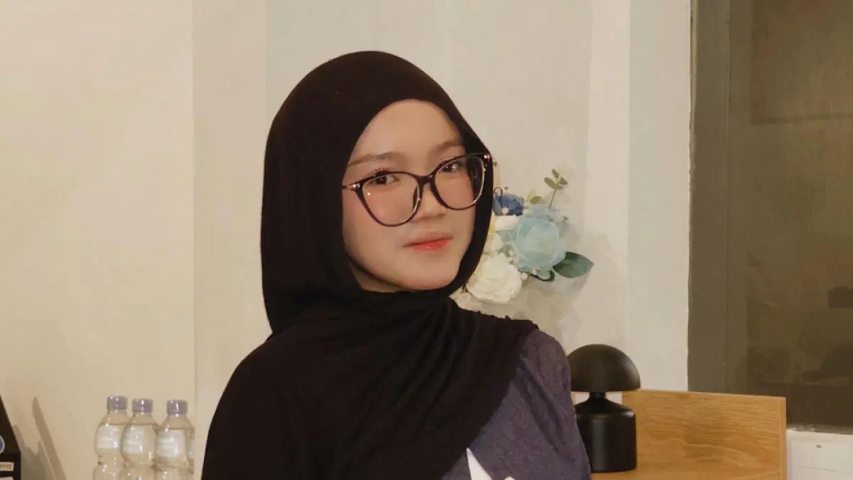 Siswi SMAN 1 Glagah Banyuwangi Monika Cahya Pertiwi lolos SNBP UGM jurusan TRIK berkat prestasi akademik dan aktif organisasi.