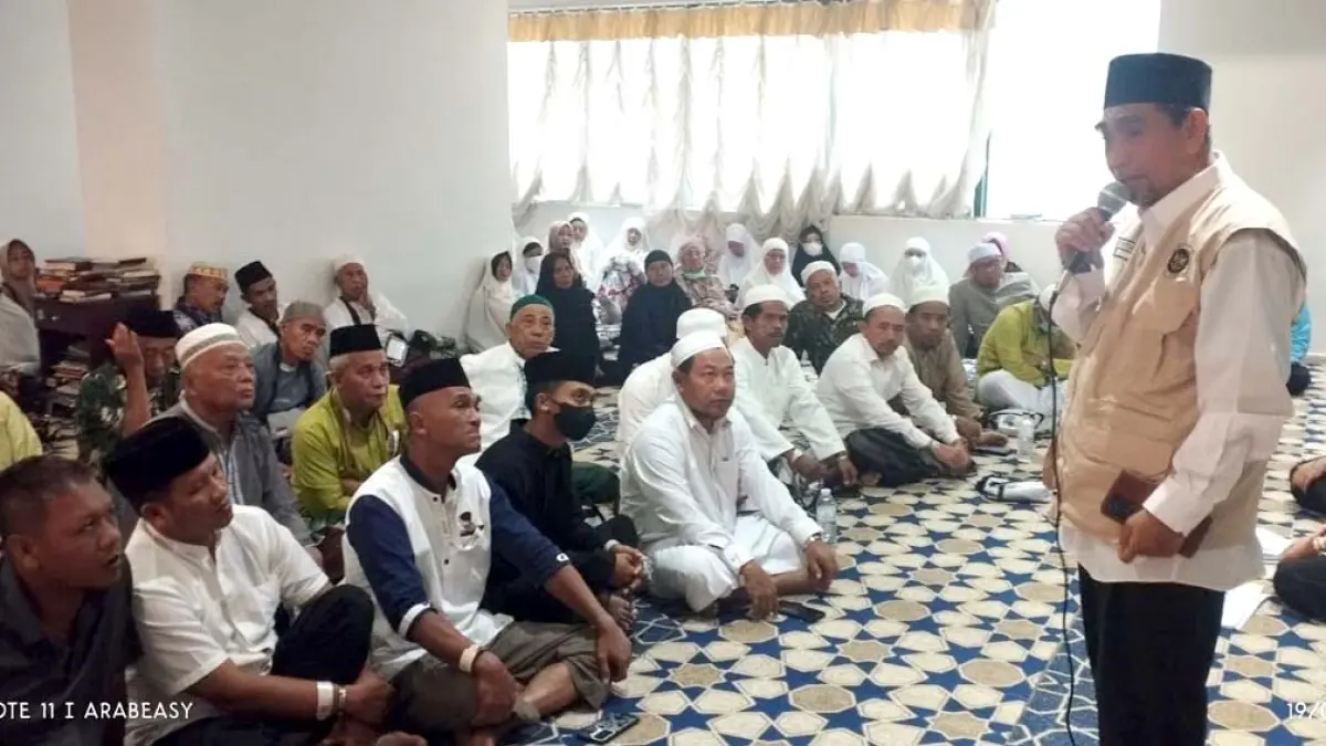 SOSIALISASI: TPIH kloter 85 Abdullah Sattar saat memberikan pemantapan jelang Armuzna, Selasa (21/5). (Abdullah Sattar for Radar Banyuwangi)