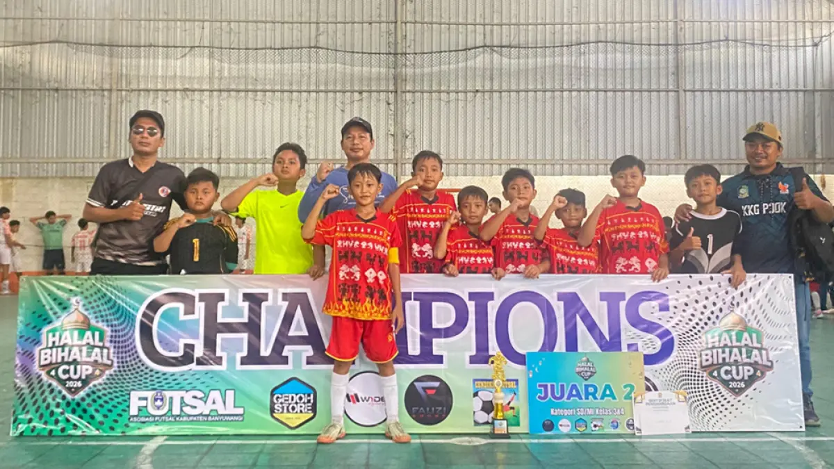 TERUS BERLATIH: Tim Futsal SDN 2 Pengajuran bersama Kepala SDN 2 Penganjuran, Ainur Rofik usai memenangkan juara 2 dan 4 pada turnamen antarsekolah “Halal Bihalal Cup” yang digelar akhir April 2026 lalu. (SDN 2 Penganjuran for Radar Banyuwangi)