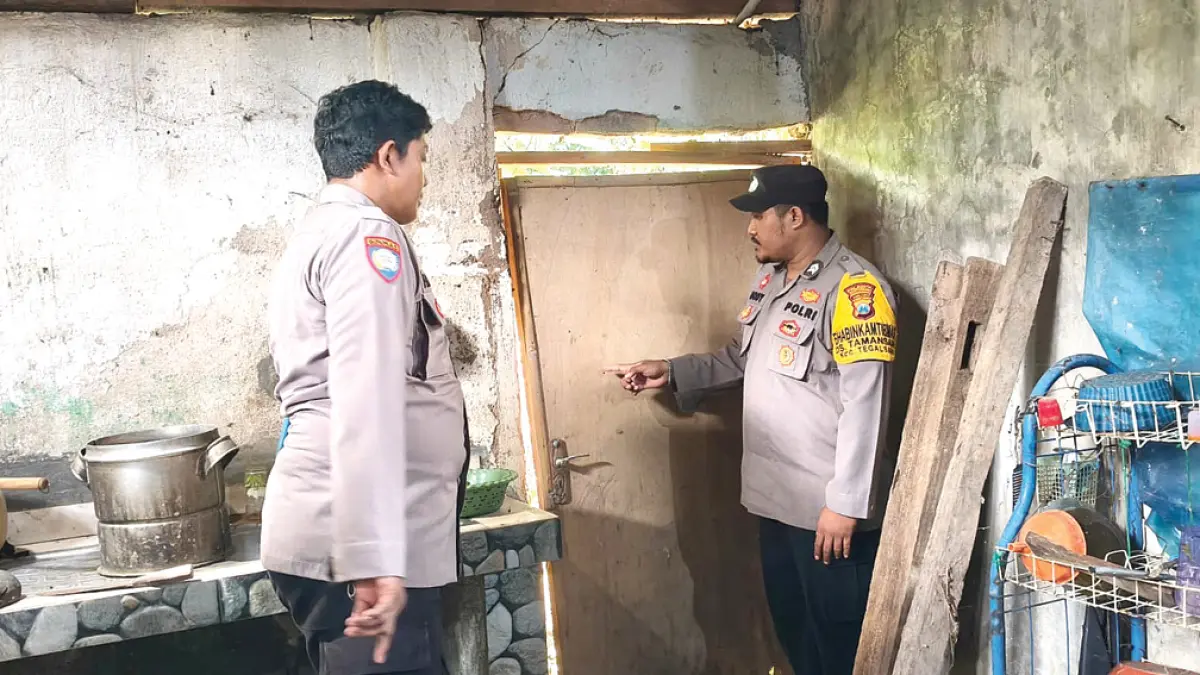 TKP: Jajaran Polsek Tegalsari melakukan olah tempat kejadian perkara (TKP) pencurian di rumah kosong milik Rohmad Budiono, 33, warga Dusun Krajan I, Desa/Kecamatan Tegalsari, Senin (18/5). (Lita for Radar Banyuwangi)