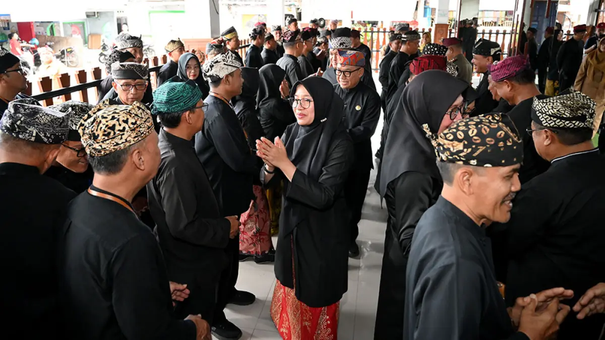 UCAPAN SELAMAT: Bupati Ipuk didampingi Wabup Mujiono menyalami sejumlah pejabat Pemkab Banyuwangi yang baru dilantik. (Ramada Kusuma/Radar Banyuwangi)