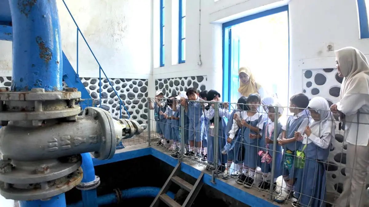 BERSEJARAH: Para siswa TKN Model melihat pipa air di dalam bagunan peninggalalan Belanda di area Tandon PUDAM, Kelurahan Penataban, Kecamatan Giri, Rabu (20/5). (Ksatria Raya/Radar Banyuwangi)