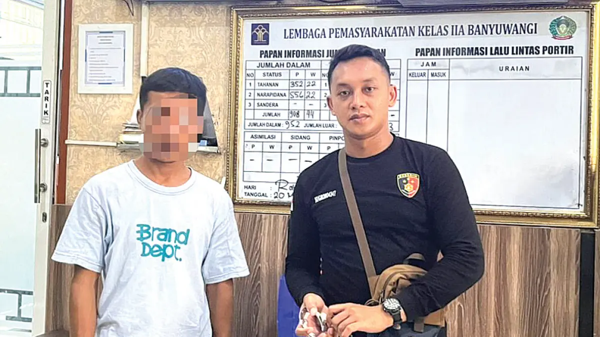 DIAMANKAN: David Nuriansyah (kiri) dititipkan ke Lapas Banyuwangi oleh anggota Reskrim Polsek Bangorejo, Rabu (20/5). (Edi Sulistiyono for Radar Banyuwangi)