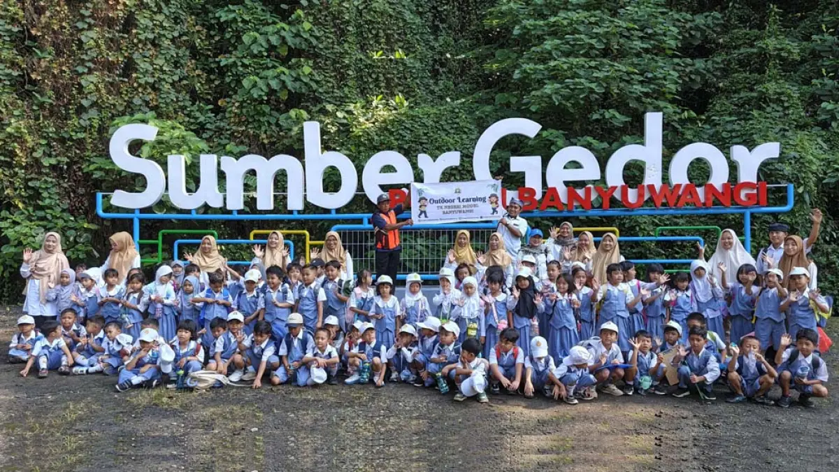 EDUKASI: Para siswa TKN Model mengunjungi Sumber Gedor di Kelurahan Gombengsari, Kecamatan Kalipuro, Rabu (20/5). Tidak hanya berwisata, mereka juga belajar memahami pentingnya air bersih hingga cara merawat lingkungan. (Ksatria Raya/Radar Banyuwangi)
