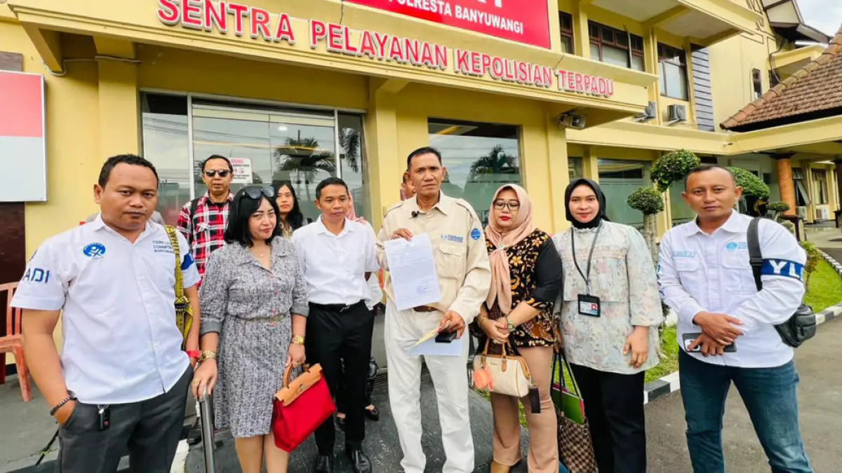 KOMPAK: Bomba Sugiarto bersama para advokat usai melaporkan Yunus Wahyudi di Polresta Banyuwangi, Selasa (19/5). (Bagus Rio/Radar Banyuwangi)