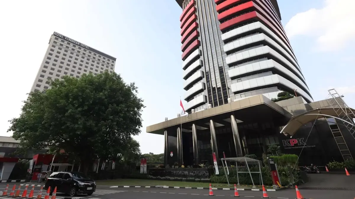 KPK menyita uang ratusan juta rupiah dari Staf Ahli Menhub Robby Kurniawan. (Lombok Post)