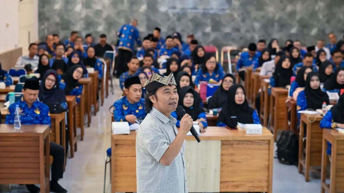PENULIS BUKU: Samsudin Adlawi menjelaskan secara detail isi buku Man Nahnu 6 yang diterbitkan setiap hari Rabu di Radar Banyuwangi. (Ramada Kusuma/Radar Banyuwangi)