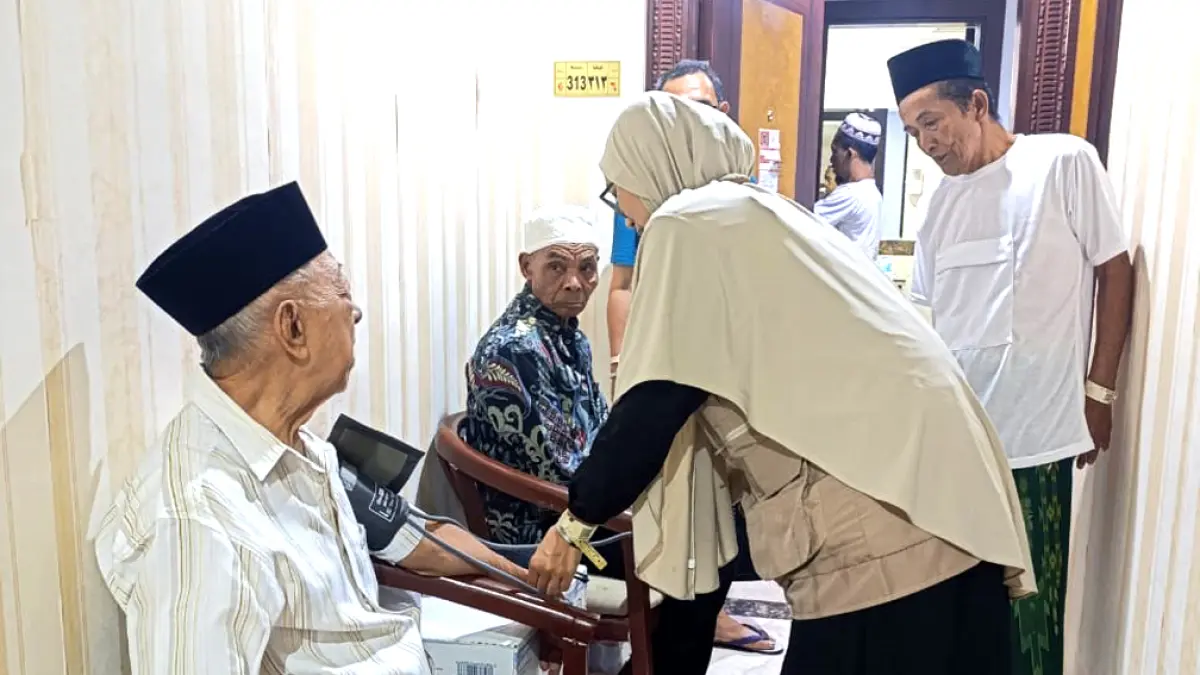 RISIKO TINGGI: Tim Kesehatan Haji melakukan visitasi kesehatan kepada jemaah kloter 85 di hotel tempat menginap, Rabu (20/5). (Taufik for Radar Banyuwangi)