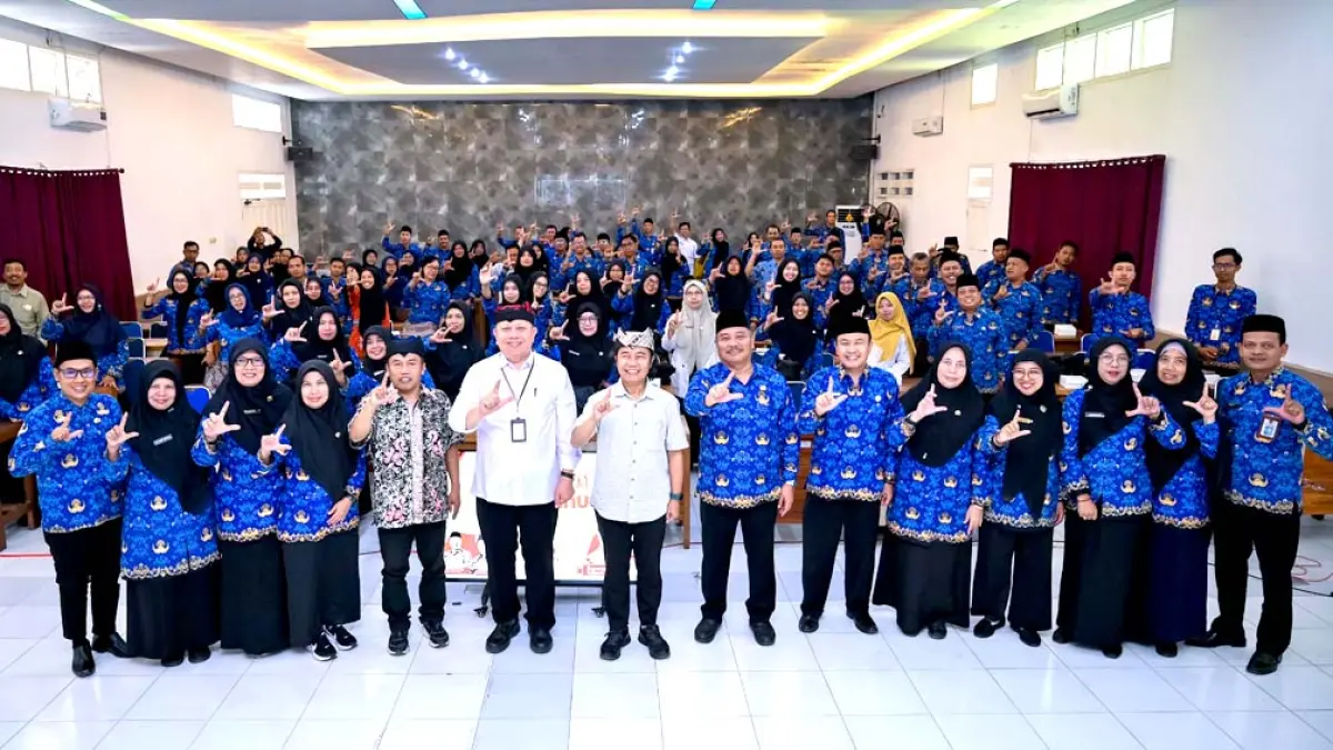 SALAM LITERASI: Guru dan kepala SMPN berfoto bersama dengan Profesor Agus Trihantono, Dr Alfian, dan penulis buku Man Nahnu 6 Samsudin Adlawi usai bedah buku di aula Dispendik Banyuwangi, Rabu (20/5). (Ramada Kusuma/Radar Banyuwangi)