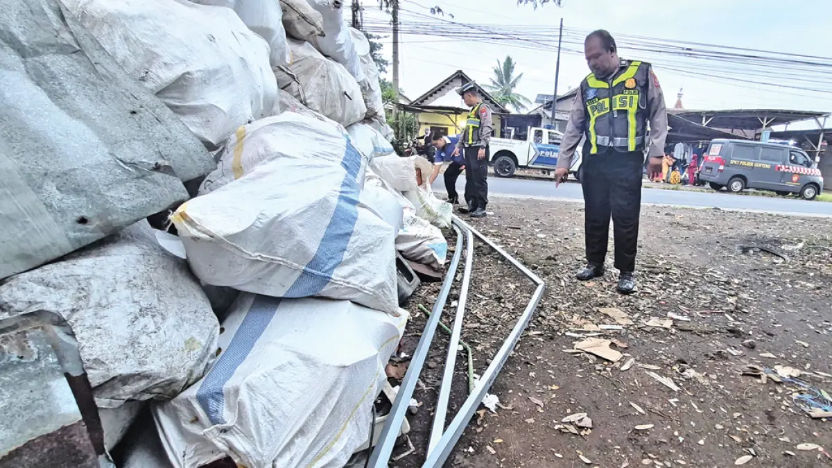 TKP: Anggota Unit Lantas Polsek Genteng olah TKP kecelakaan di jalan raya Dusun Maron, Desa Gentengkulon, Kecamatan Genteng, Rabu (20/5). (Salis Ali/Radar Banyuwangi)