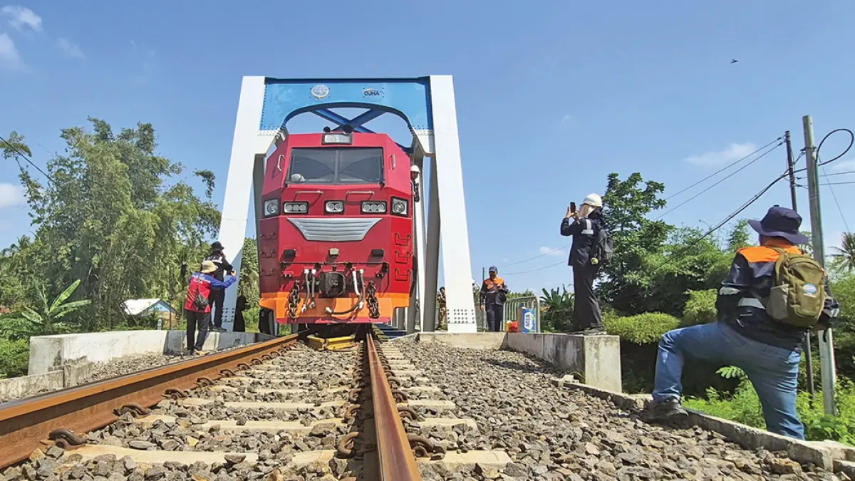 UJI COBA: Lokomotif CC300 buatan INKA milik Balai Perawatan DJKA digunakan sebagai sarana pengujian di Jembatan BH 275 di antara Stasiun Temuguruh–Singojuruh, Rabu (20/5). (Salis Ali/Radar Banyuwangi)