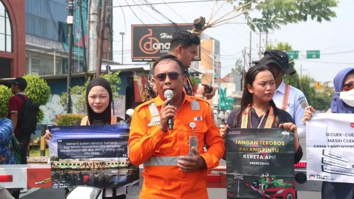 KAI Daop 7 Madiun menggandeng milenial dan Gen Z mengedukasi masyarakat soal keselamatan perlintasan sebidang di Kediri. (Antara)