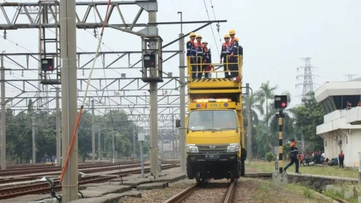 Lonjakan mobilitas urban mendorong kebutuhan penguatan elektrifikasi KRL di kawasan metropolitan. (Antara)