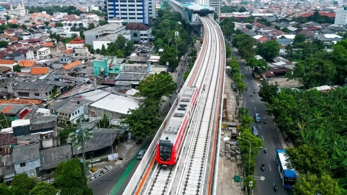 Progres pembangunan LRT Jakarta Fase 1B Velodrome-Manggarai mencapai 92,76 persen. (Antara)