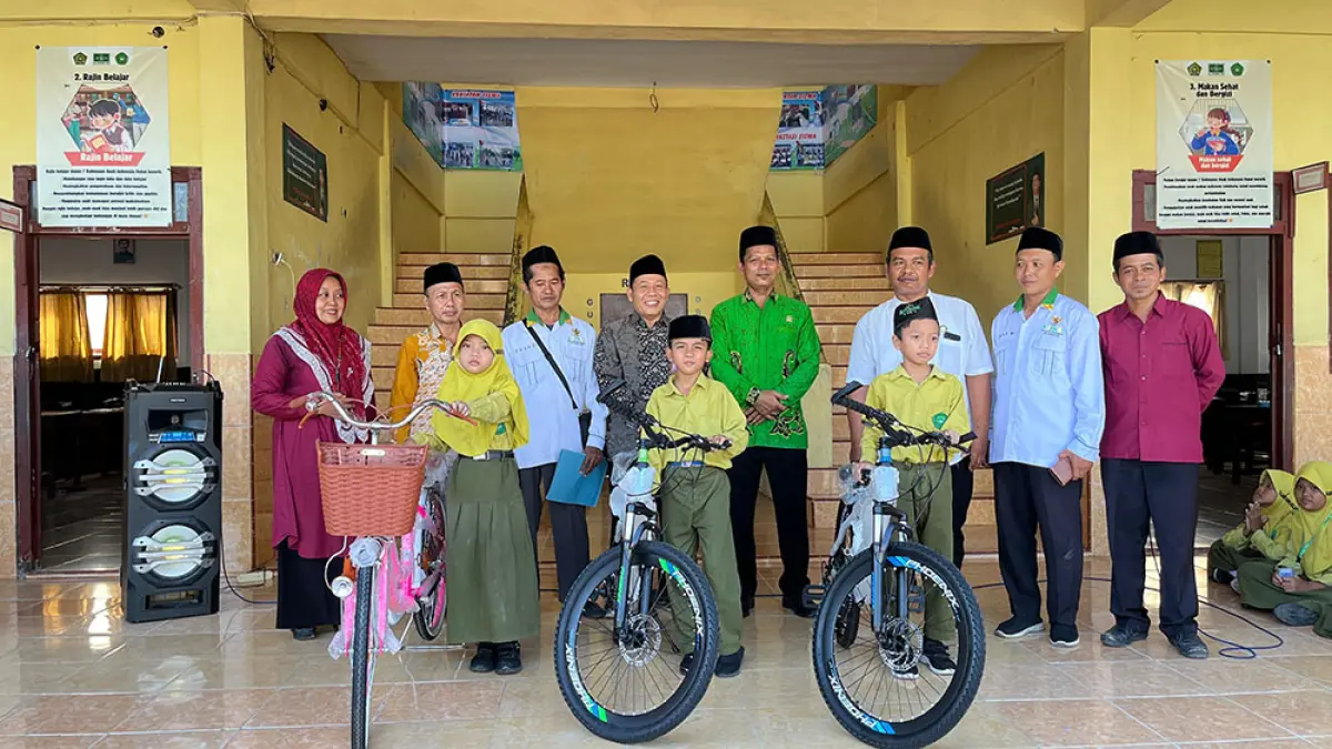 BANTUAN: Tiga siswa penerima sepeda baru bersama Komisioner Baznas, UPZ Kecamatan Muncar, dan Kepala KUA Muncar. (BAZNAS Banyuwangi)