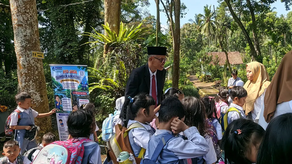 Dirut PUDAM Banyuwangi Abd Rahman turun langsung menyapa dan mendampingi para siswa TKN Model Banyuwangi saat berkunjung ke Sumber Gedor pada Rabu (20/5). (M Ksatria Raya/Radar Banyuwangi)