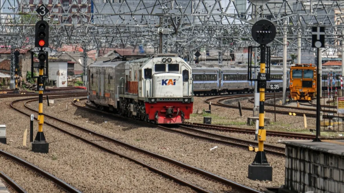 Ilustrasi, gangguan operasional dua lokomotif KA Jaka Tingkir dan Serayu di Stasiun Pasar Senen menyebabkan enam perjalanan kereta jarak jauh terlambat. (JawaPos.com)