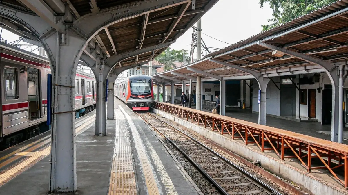 Ilustrasi, lokomotif anjlok di Stasiun Pasar Senen berdampak pada perjalanan KRL Cikarang Line. (JawaPos.com)