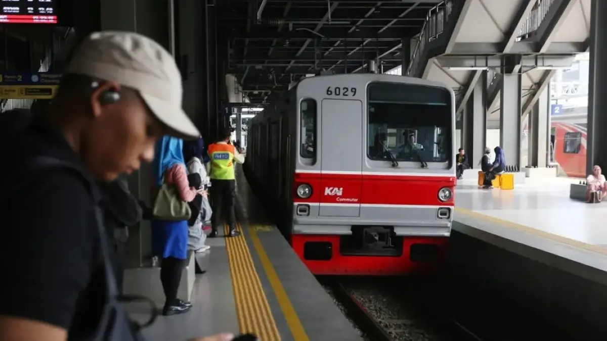 Ilustrasi, perjalanan KRL Cikarang terganggu akibat gangguan lokomotif KA jarak jauh di Stasiun Pasar Senen. (JawaPos.com)