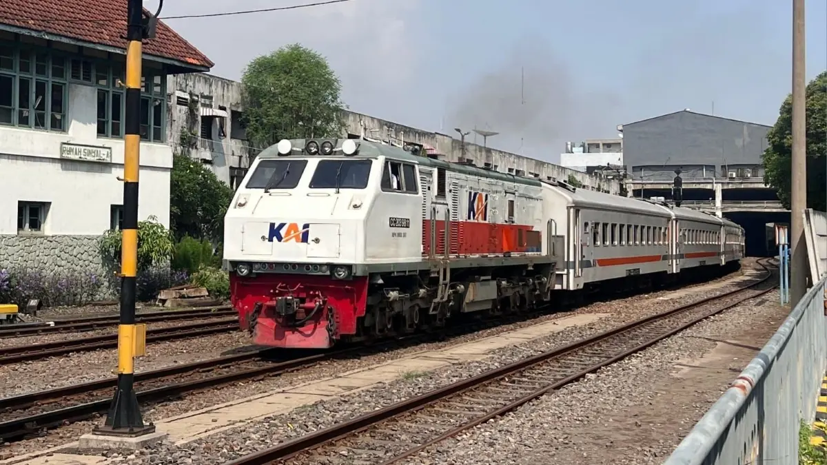 KAI Commuter Area 8 Surabaya mengalihkan rangkaian KRD Jenggala dan Arjonegoro ke Kereta Ekonomi K3 selama perawatan armada. Kapasitas kursi meningkat dan layanan penumpang tetap optimal. (KAI)