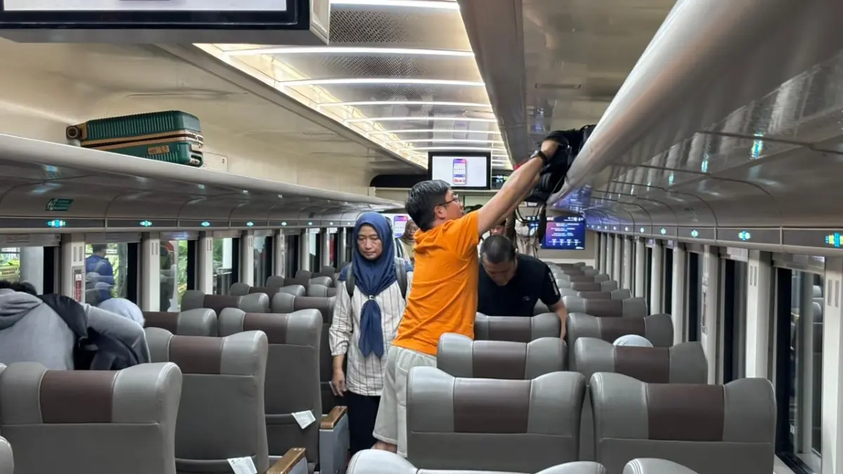 KAI Daop 8 Surabaya meminta maaf atas keterlambatan sejumlah kereta api tujuan Surabaya dan Malang akibat gangguan operasional di Stasiun Pasar Senen. (KAI)
