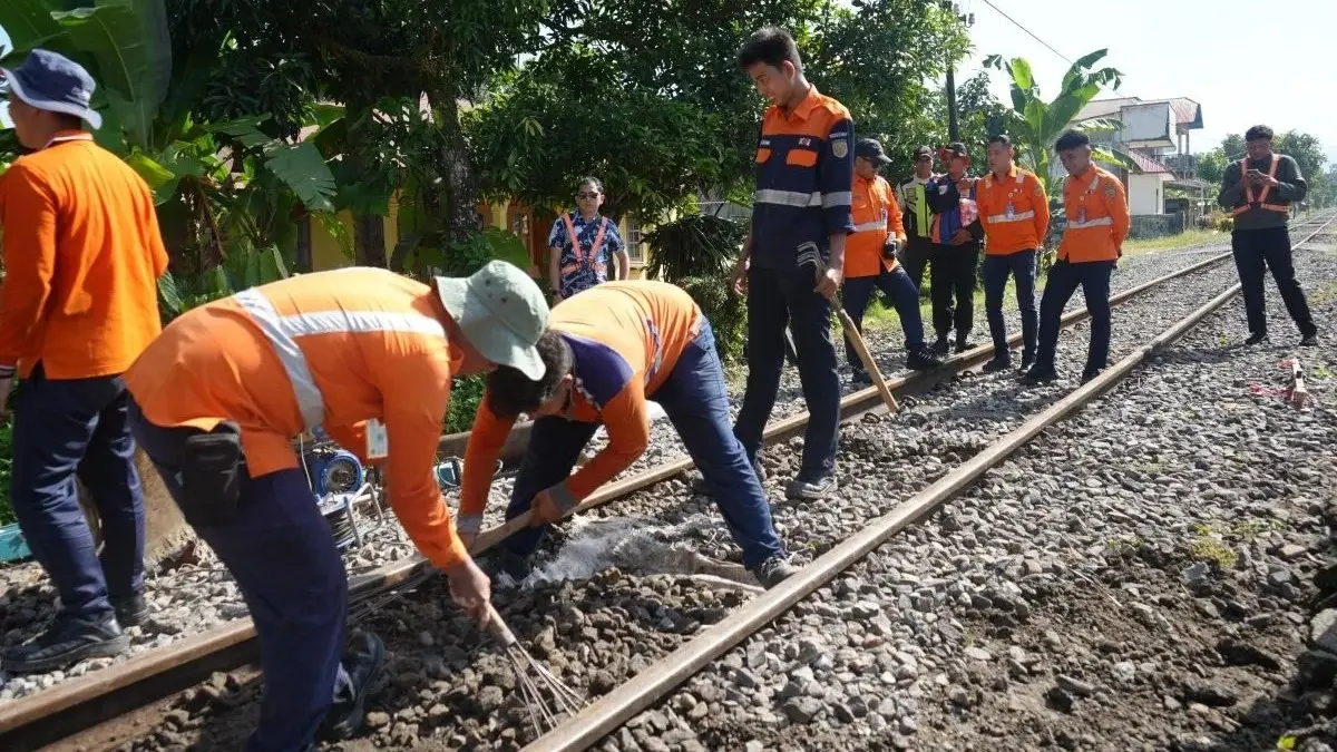 KAI Divre II Sumbar menutup 14 perlintasan liar hingga Mei 2026 untuk menekan kecelakaan kereta api. (Antara)