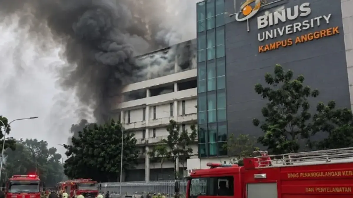 Kebakaran melanda Binus Anggrek Kemanggisan, Jakarta Barat, Jumat pagi. (Trenggalek Jenggelek)