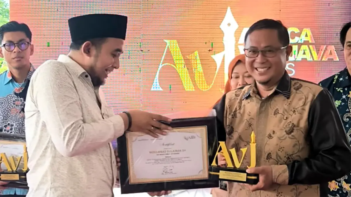 Ketua DPRD Situbondo Mahbud Djunaidi menyerahkan penghargaan Africa van Java Award 2026 kepada Abah Sulaiman, pengelola Beach Forest Situbondo.