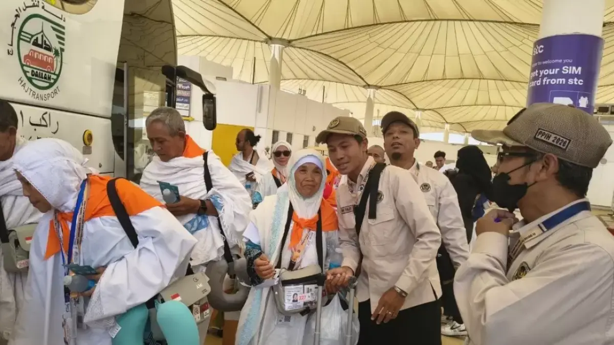 Kisah Painah (tengah), penjual daun pisang asal Wonosobo, akhirnya naik haji setelah menabung lebih dari 40 tahun dari hasil jualannya. (Media Center Haji 2026)