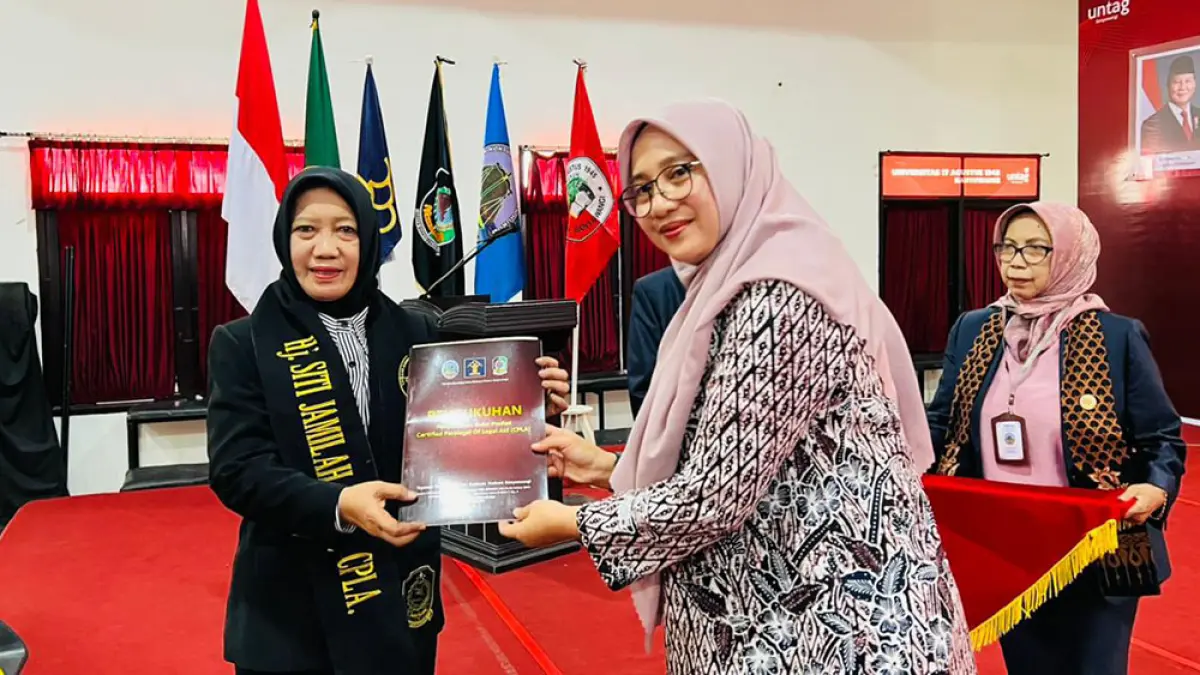 KOMPAK: Bupati Ipuk Fiestiandani menyerahkan sertifikat CPLA kepada salah satu kades di auditorium Untag Banyuwangi, Kamis (21/5). (Bagus Rio/Radar Banyuwangi)