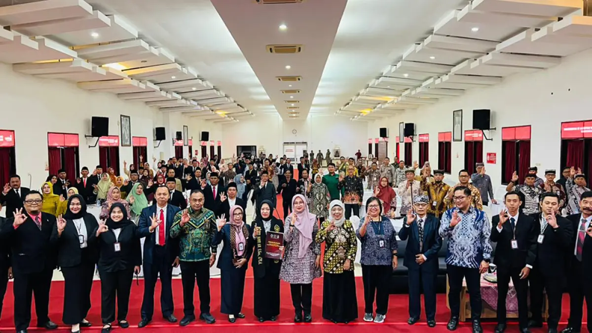KOMPAK: Bupati Ipuk, Panitia YKBH Banyuwangi dan puluhan kades berfoto bersama di auditorium Untag Banyuwangi, Kamis (21/5). (Bagus Rio/Radar Banyuwangi)
