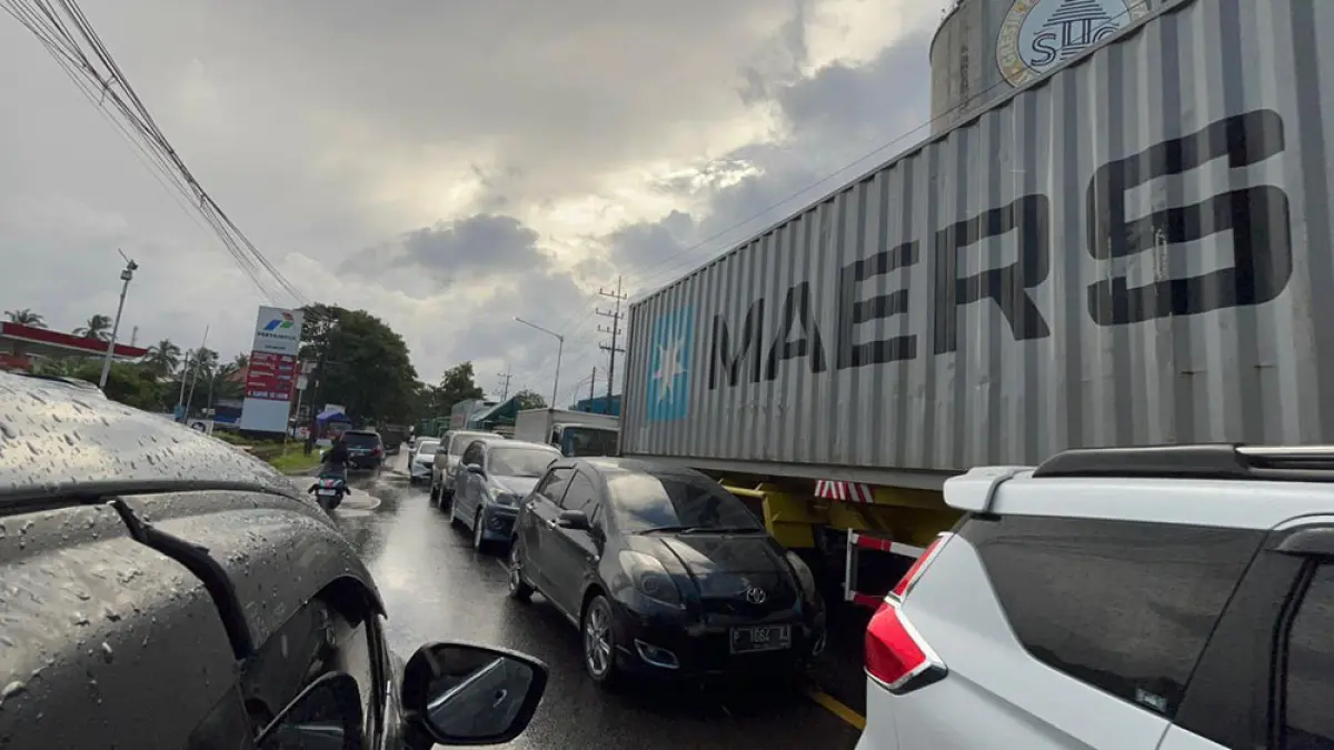 MACET: Kendaraan yang hendak menyeberang ke Bali berderet jalan raya jurusan Banyuwangi-Situbondo, Kamis (21/5). (Ramada Kusuma/Radar Banyuwangi)