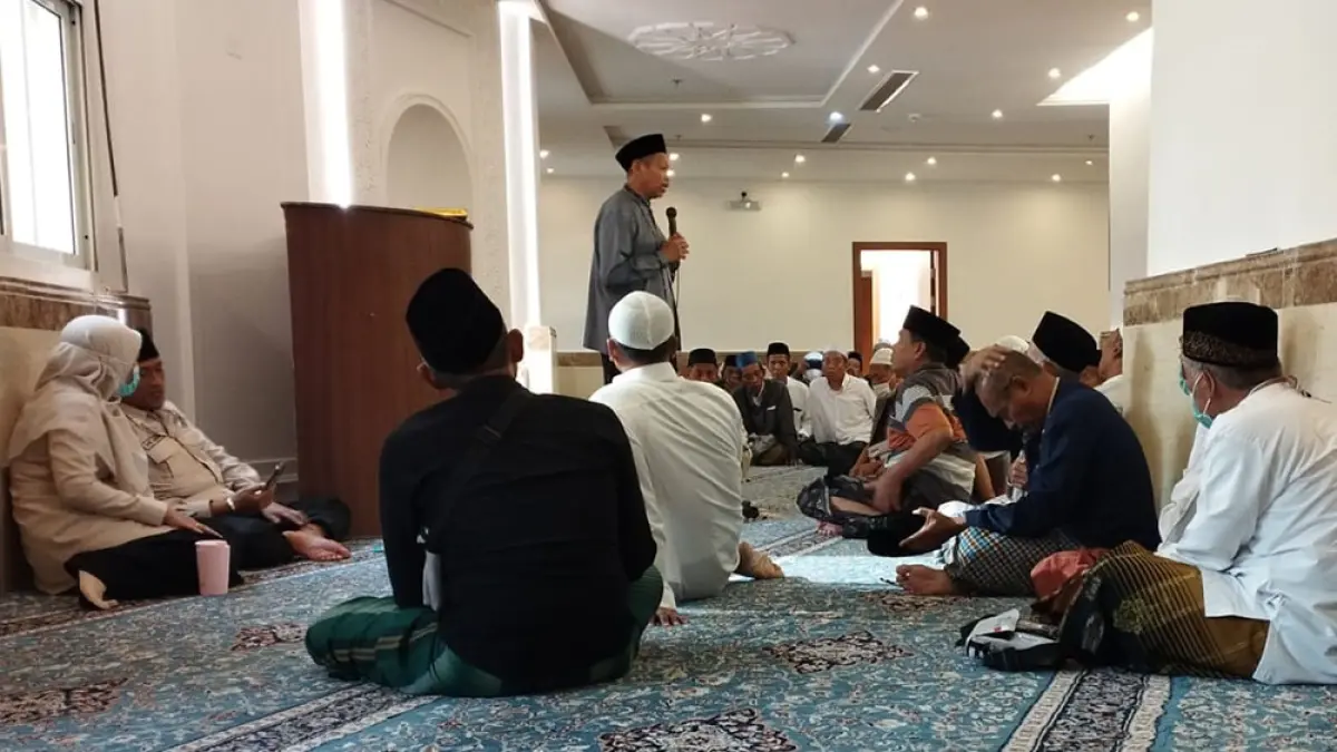 PEMBEKALAN IBADAH: Para Jemaah haji Kloter 83 saat mendapatkan materi teknis untuk bimbingan manasik saat Armuzna, Kamis (21/5). (Lukman Hakim for Radar Banyuwangi)