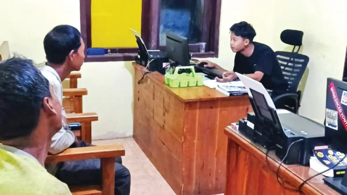 PEMERIKSAAN: Dua pelaku illegal logging menjalani penyidikan di Mapolsek Bangorejo pada Kamis lalu (7/5). (Edi Sulistiyono for Radar Banyuwangi)