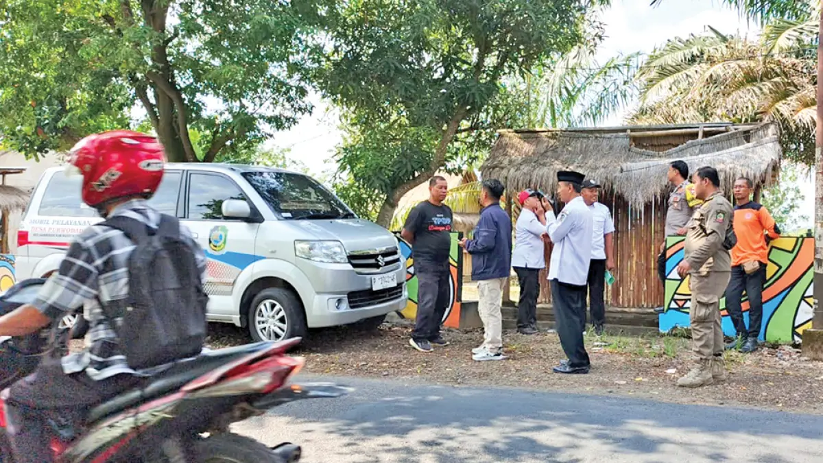 PENINJAUAN: Jajaran Forpimka Gambiran mengecek langsung kondisi beberapa pohon tepi Jalan Desa Purwodadi, Kecamatan Gambiran, pada Rabu (20/5). (Suyanto for Radar Banyuwangi)
