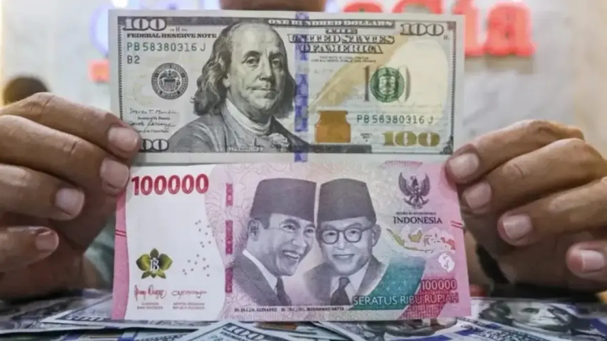 Rupiah kembali melemah ke level Rp17.700 per dolar AS dipicu tensi geopolitik global dan tingginya permintaan valas domestik. (Berau Post)