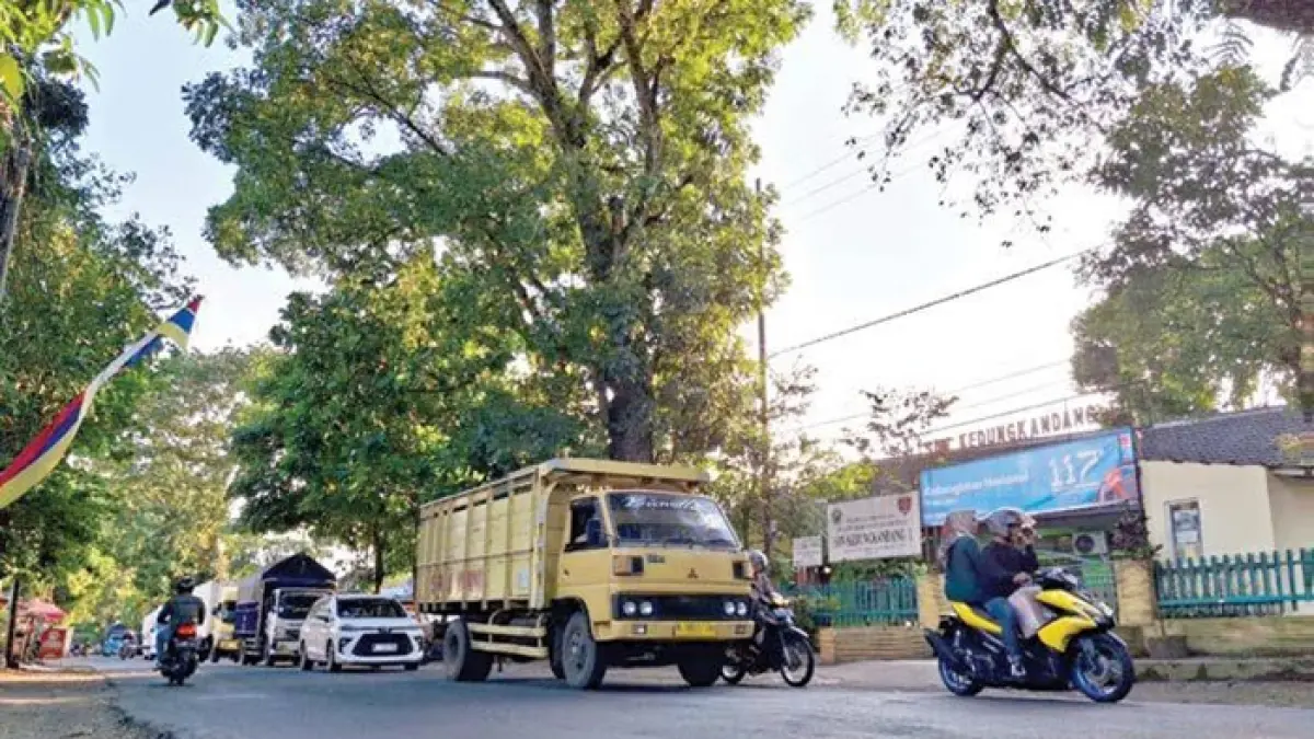 Sejumlah kendaraan melintas di Jalan Ki Ageng Gribig, Kedungkandang. (Nabila Amelia/Radar Malang)